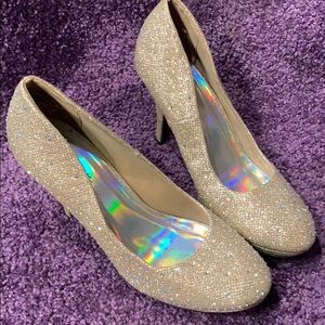 Gold bling heels 👠